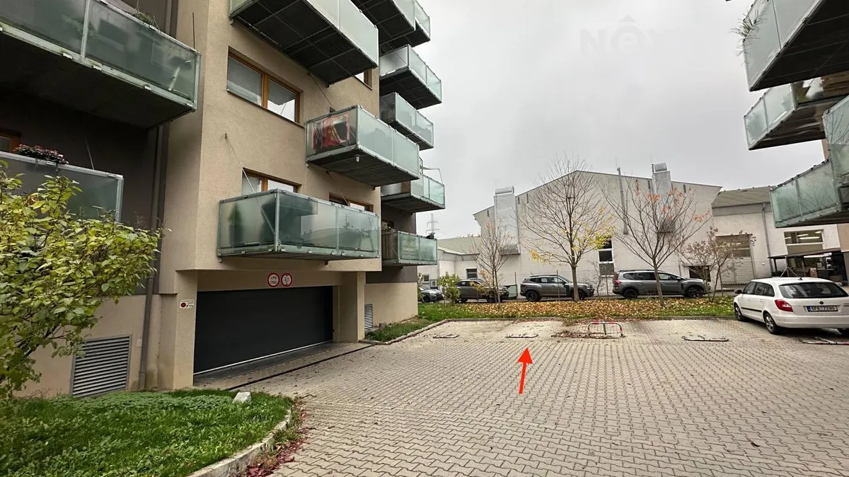 Pronájem garážového stání 13 m²