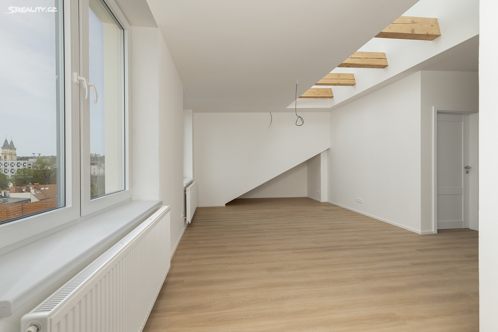 Prodej bytu 2+kk 63 m² (Podkrovní) – pohled 2