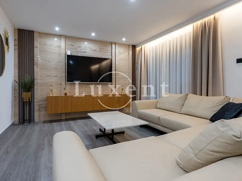 Prodej vily 280 m², pozemek 370 m², Makarska – náhled fotky 2