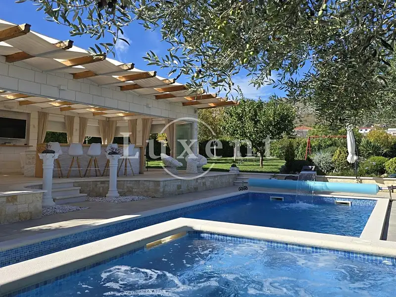 Prodej vily 135 m², pozemek 1305 m², Trogir – náhled fotky 1