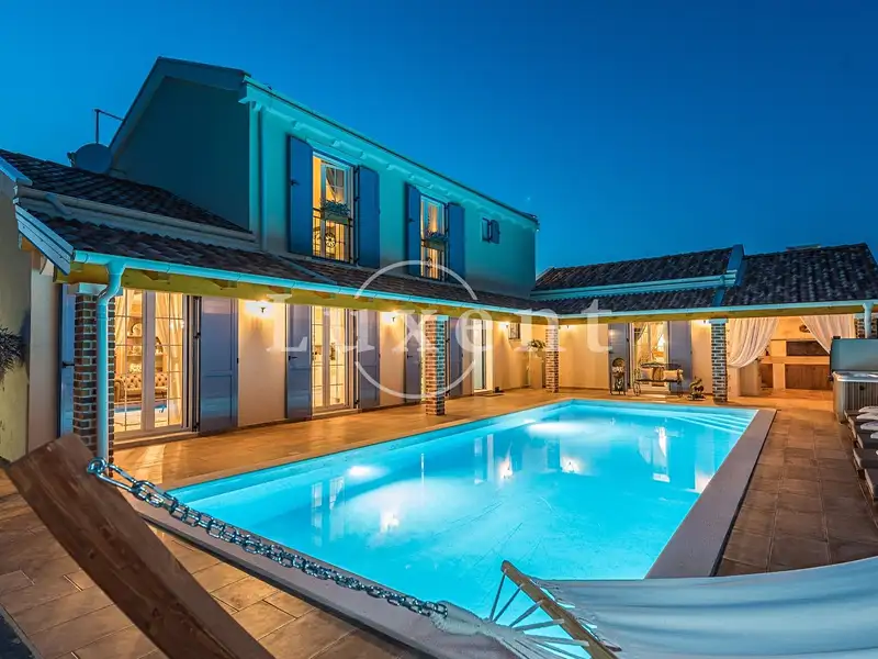Prodej vily 410 m², pozemek 1200 m², Zadar – náhled fotky 1