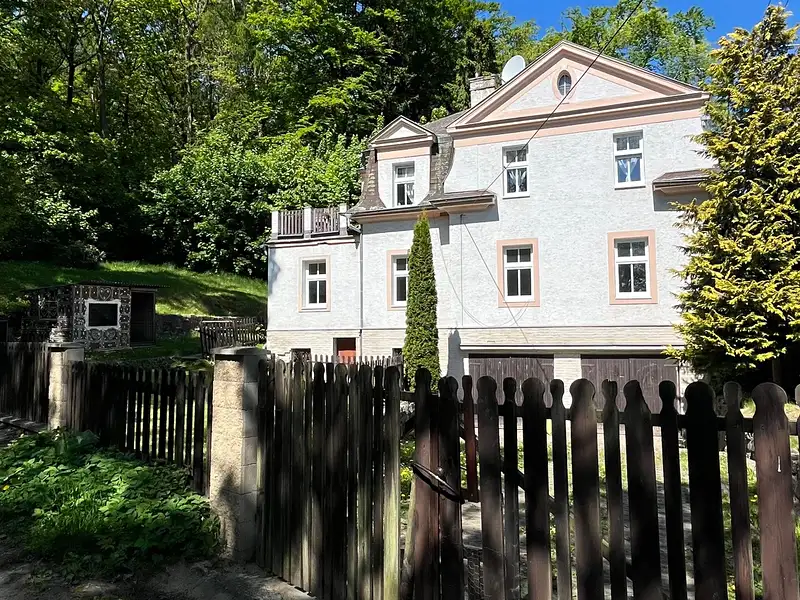 Prodej rodinného domu 296 m², pozemek 827 m², Dubí – náhled fotky 2