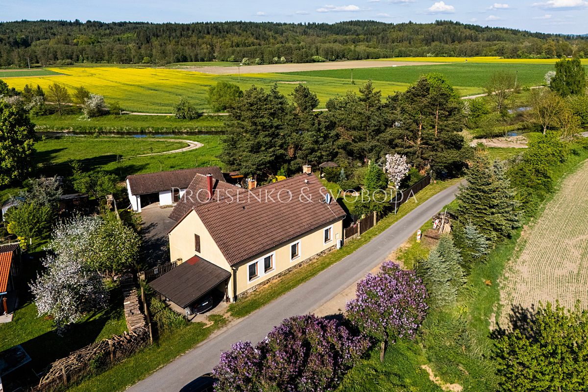 Prodej rodinného domu 298 m², pozemek 1263 m² – fotografie 2