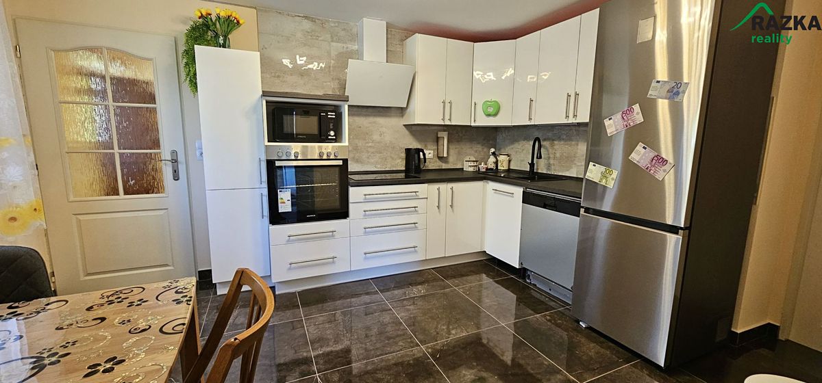 Prodej rodinného domu 192 m², pozemek 739 m² – fotografie 4