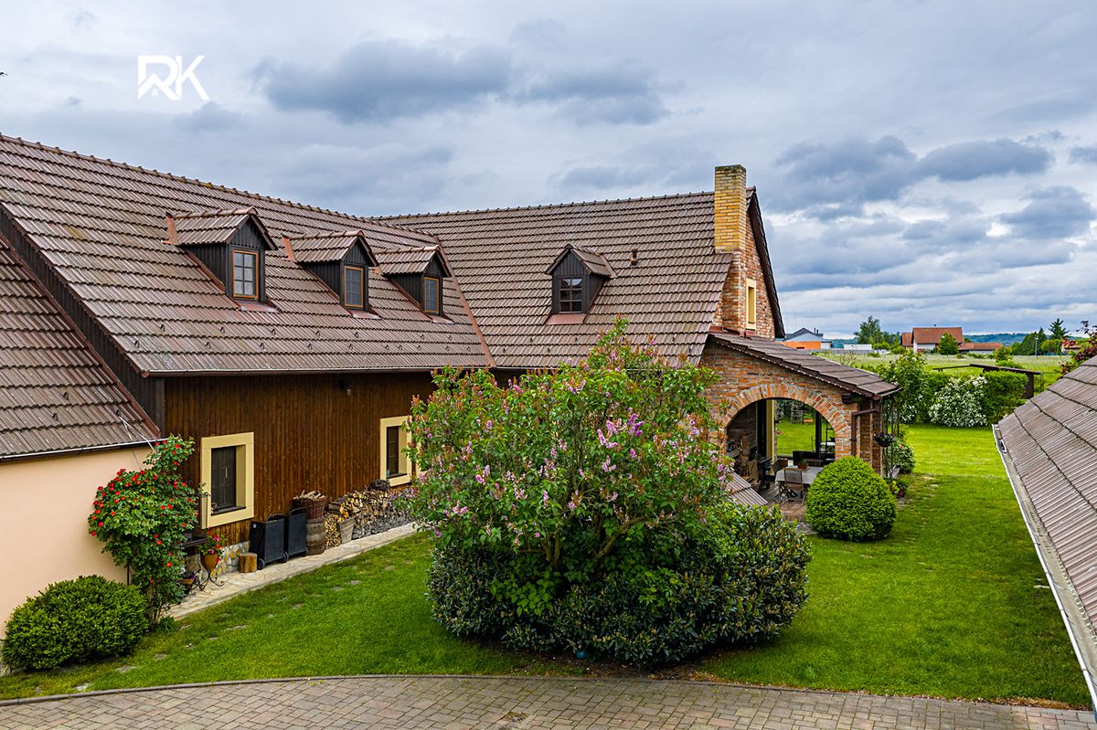 Prodej rodinného domu 375 m², pozemek 12414 m² – fotografie 2