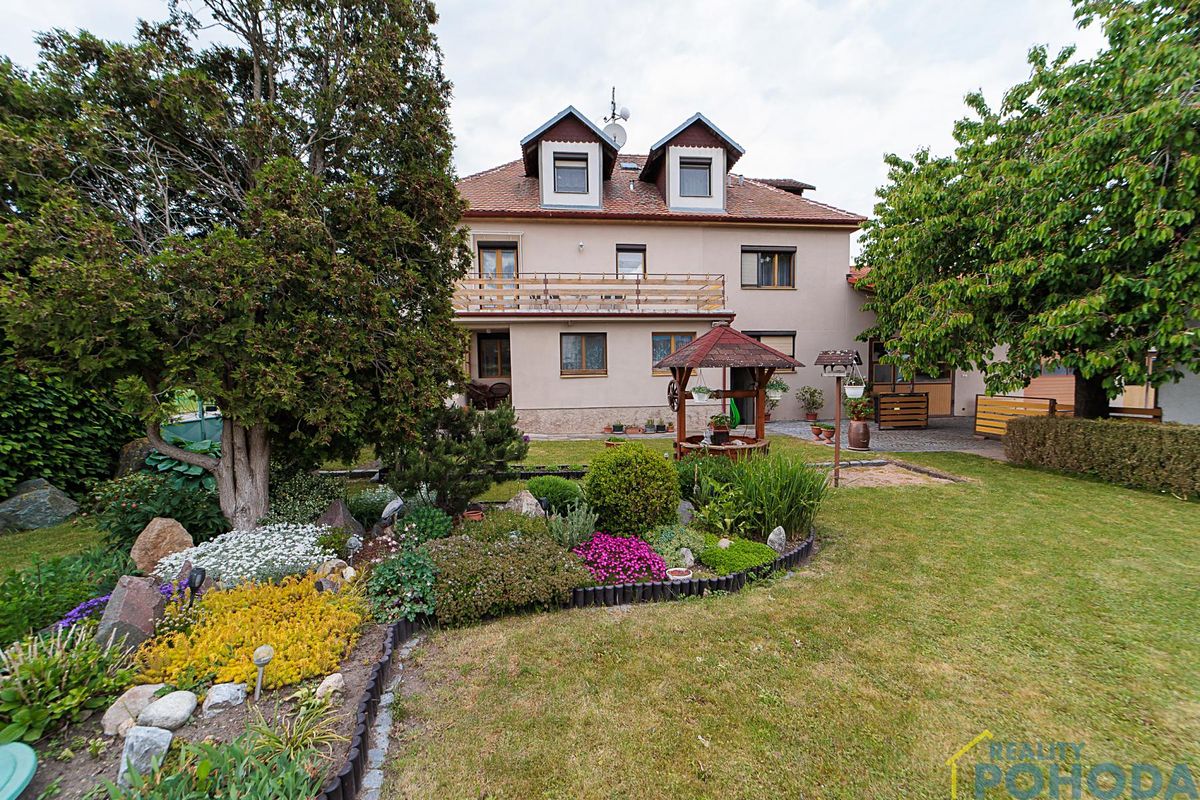 Prodej rodinného domu 365 m², pozemek 972 m²