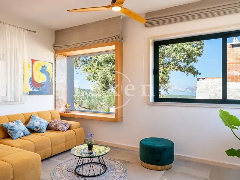 Prodej vily 83 m², pozemek 4722 m², Bol – náhled fotky 3