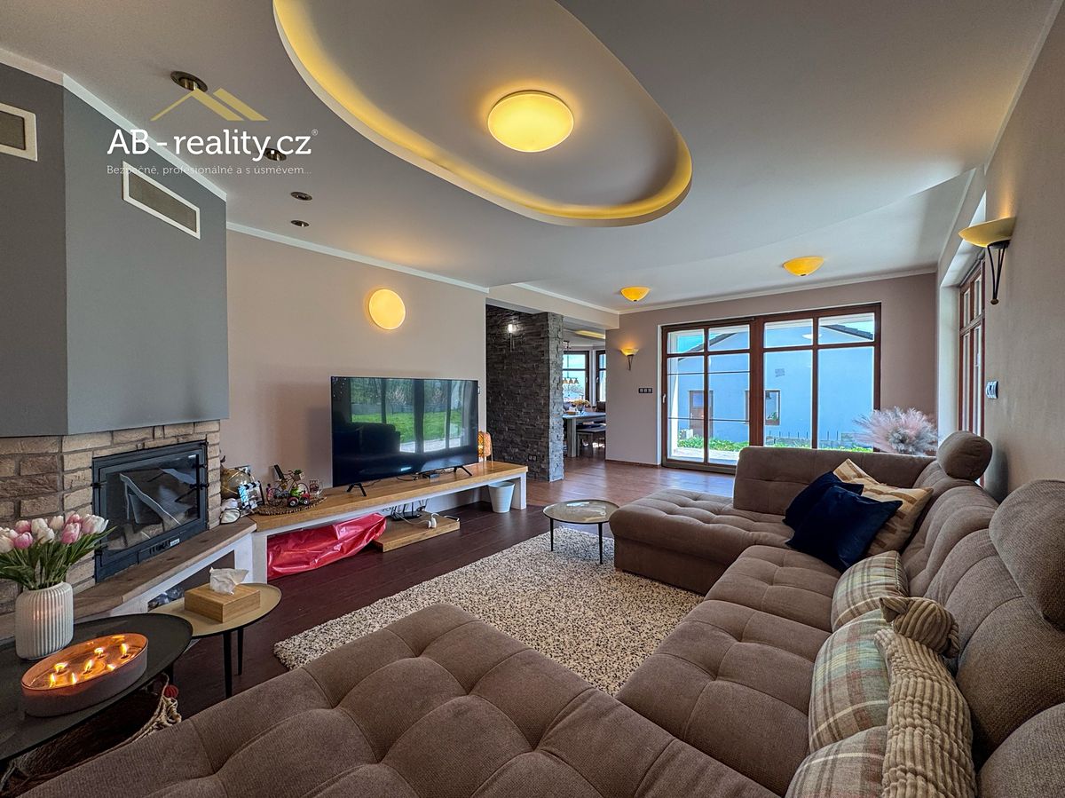 Prodej rodinného domu 243 m², pozemek 2015 m² – fotografie 4