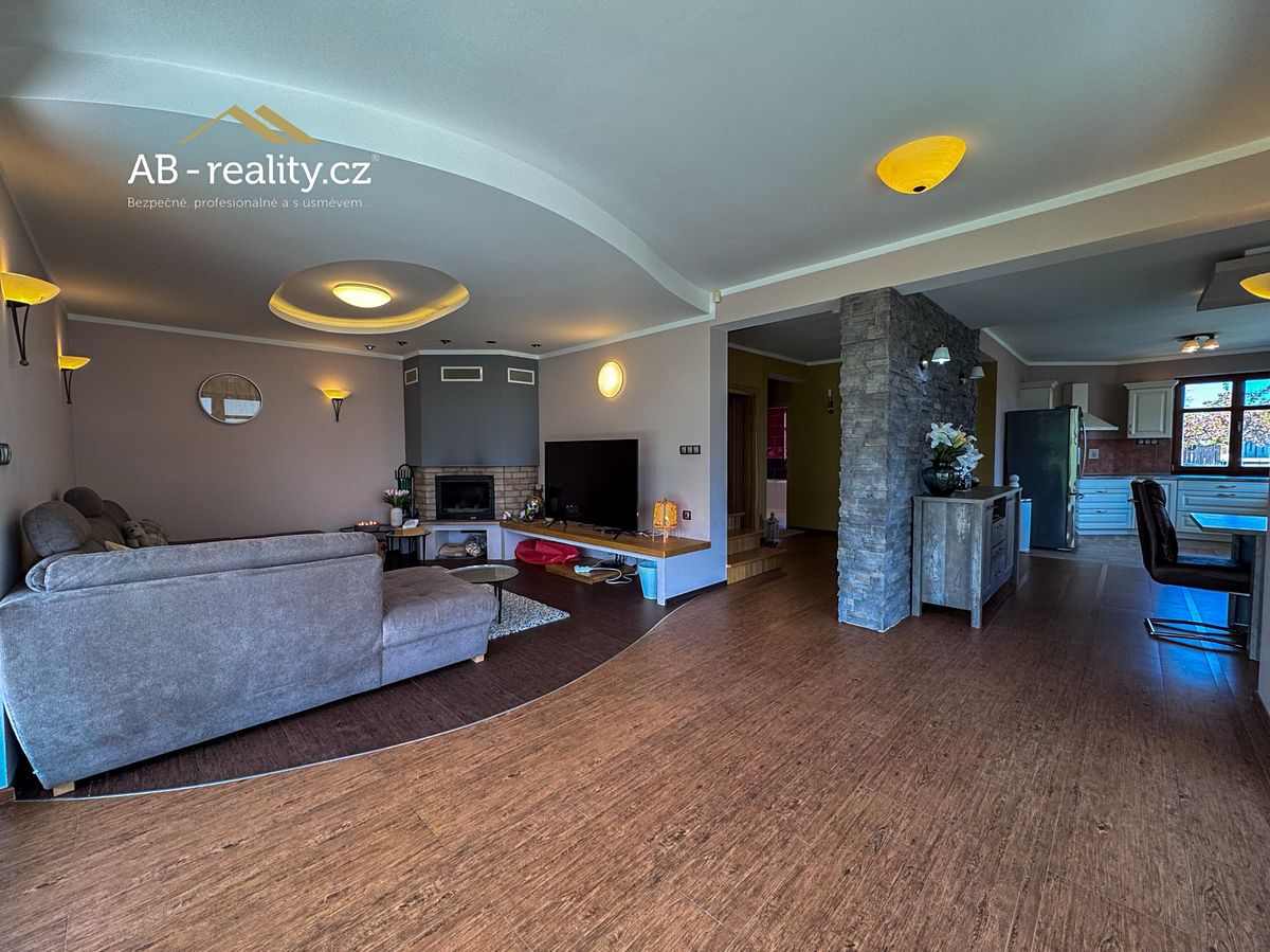 Prodej rodinného domu 243 m², pozemek 2015 m² – fotografie 5