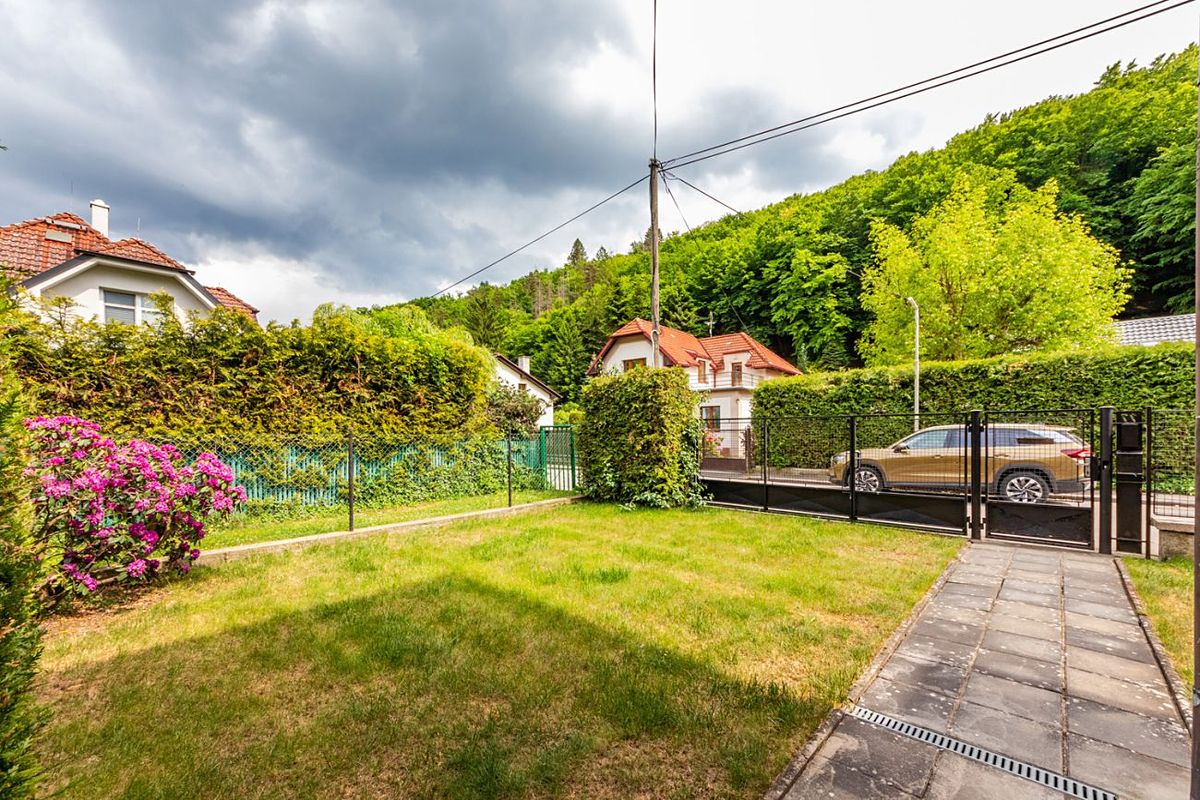 Prodej rodinného domu 230 m², pozemek 722 m² – fotografie 2