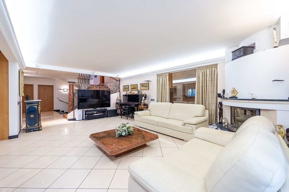 Prodej rodinného domu 358 m², pozemek 1255 m² – fotografie 2