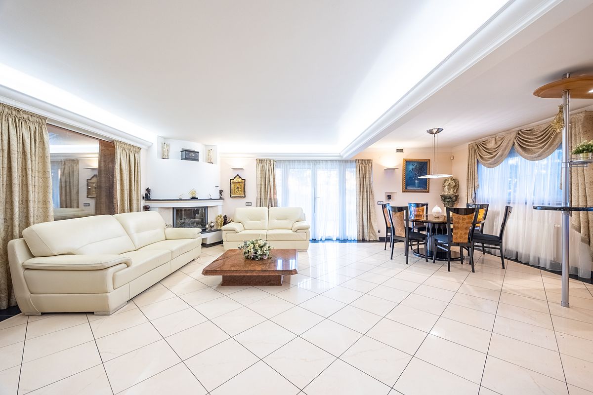 Prodej rodinného domu 358 m², pozemek 1255 m²