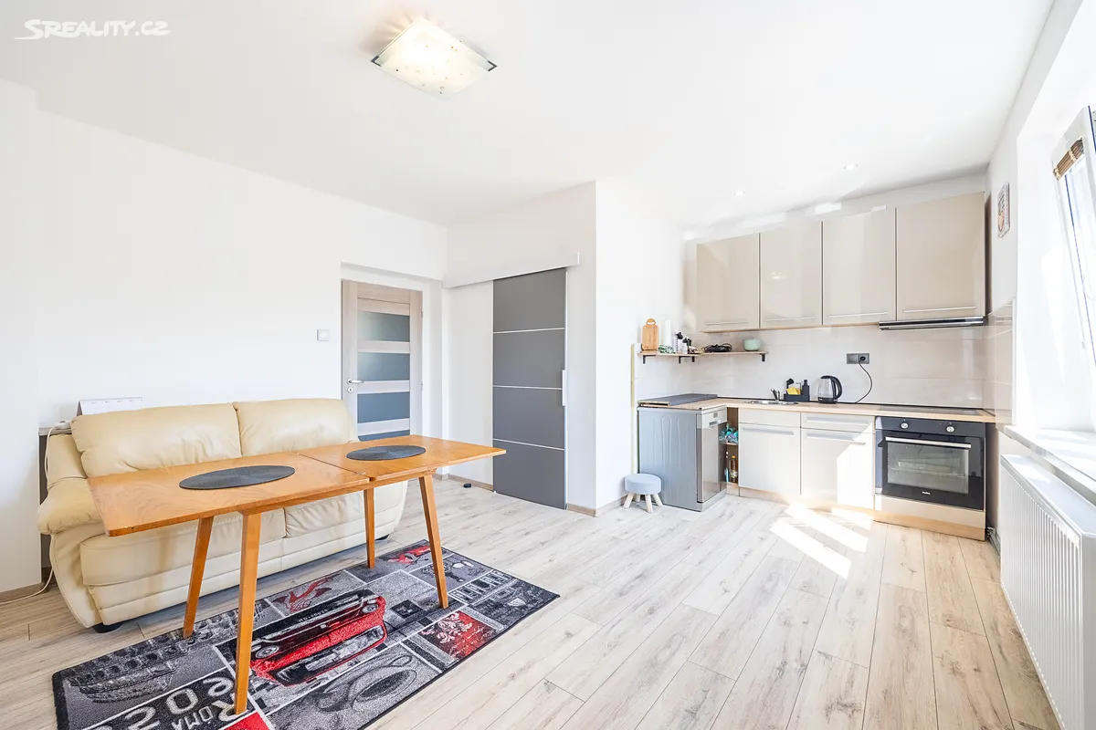Prodej rodinného domu 198 m², pozemek 831 m² – pohled 6