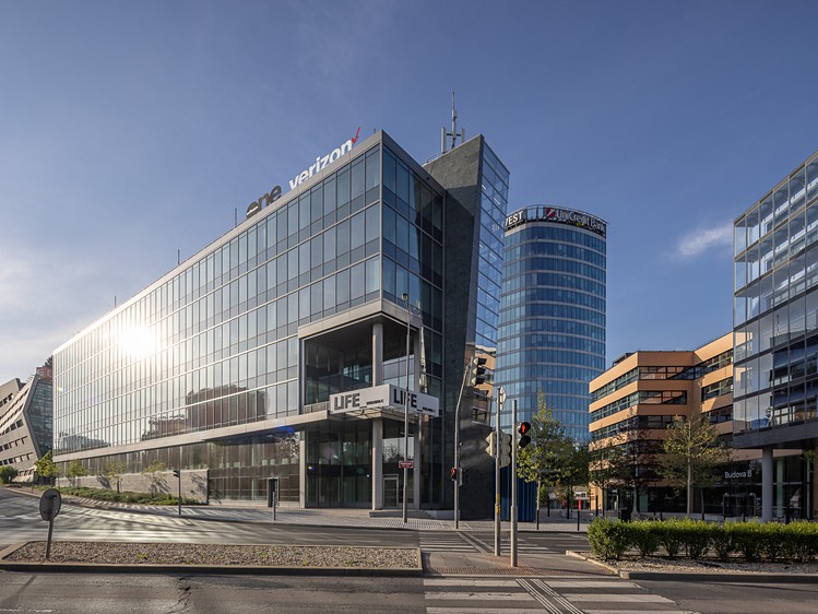 Комерційне приміщення в оренду, 1 000 м² (1 з 8)