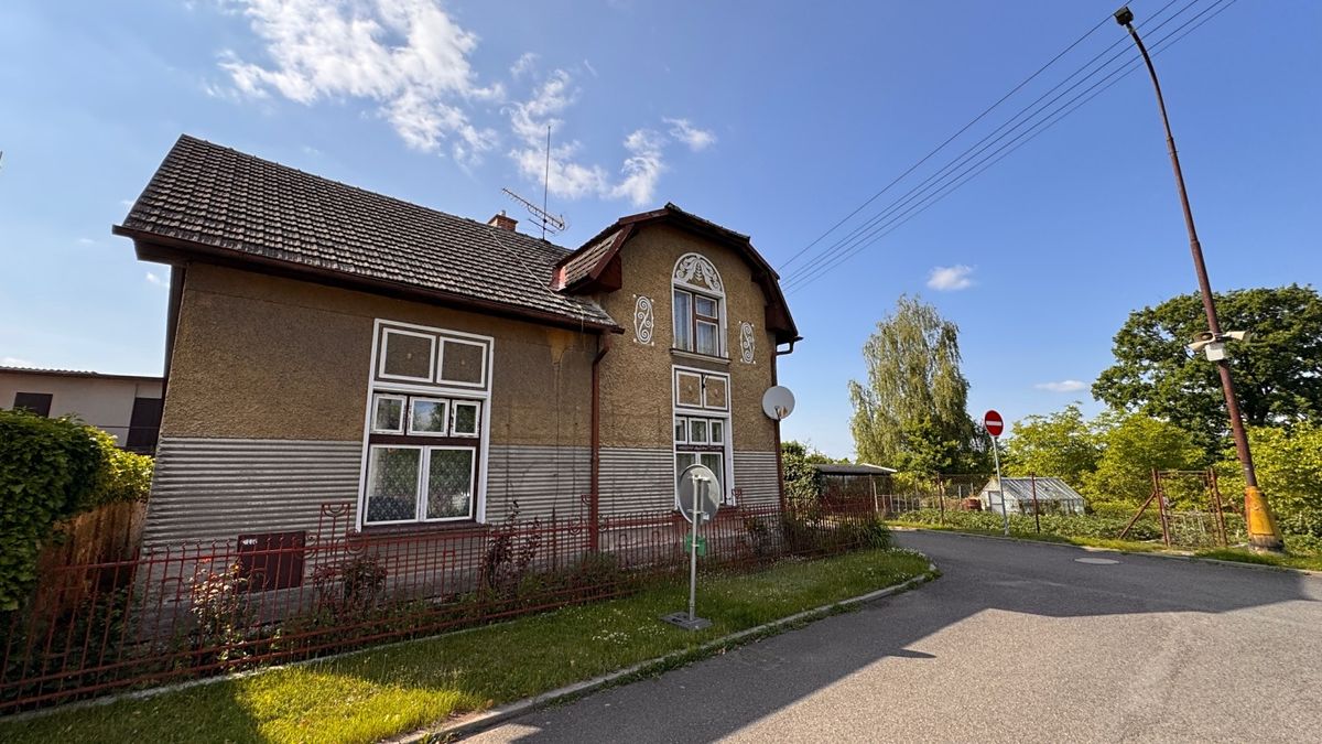Prodej rodinného domu 210 m², pozemek 699 m² – fotografie 2