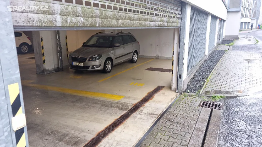 Pronájem garážového stání 16 m² – pohled 2