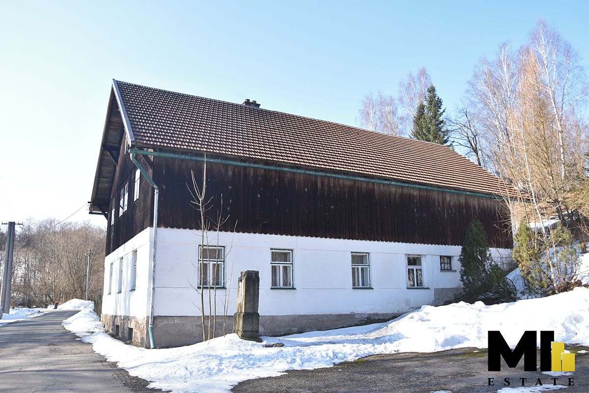 Prodej rodinného domu 378 m², pozemek 1660 m² – fotografie 2
