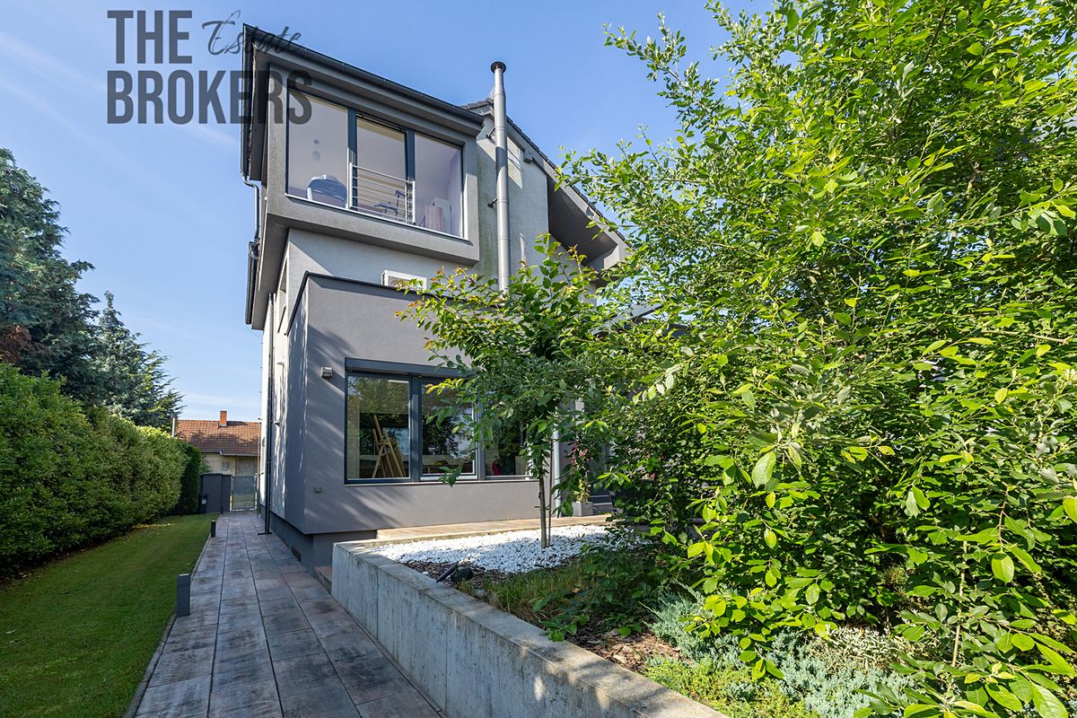 Prodej vily 300 m², pozemek 858 m² – fotografie 2