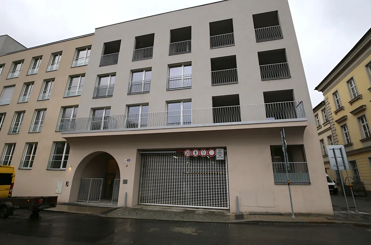 Pronájem garážového stání 12 m²
