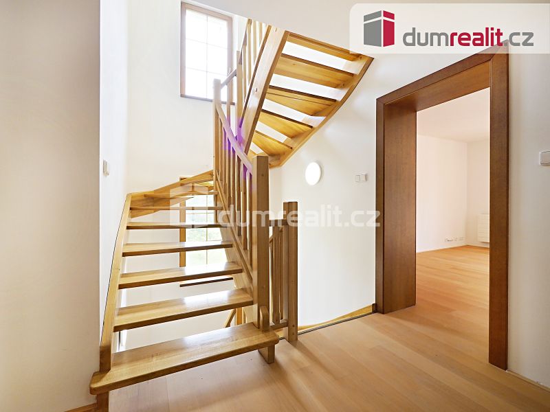 Prodej vily 286 m², pozemek 3176 m² – fotografie 2