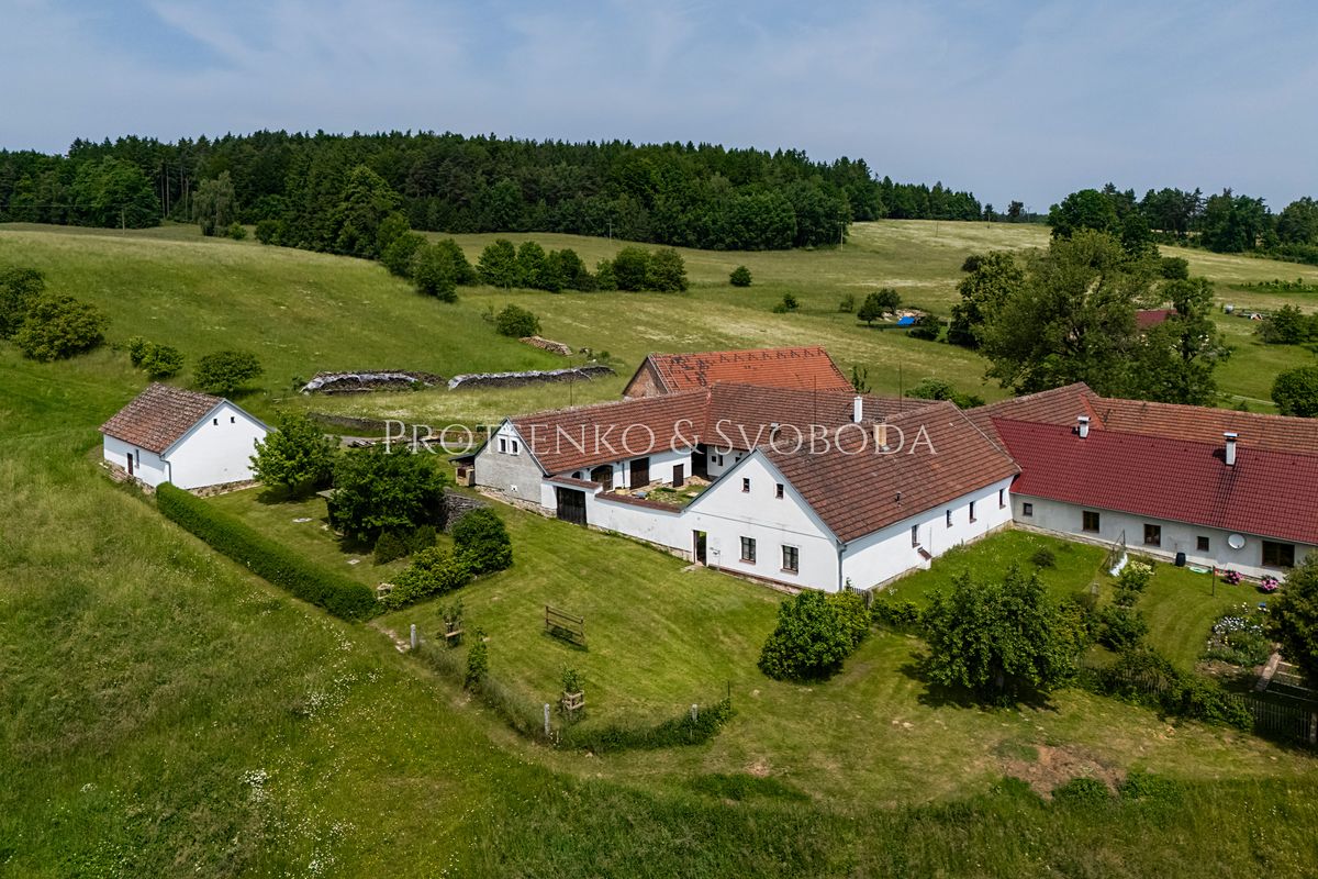Prodej rodinného domu 275 m², pozemek 1947 m²
