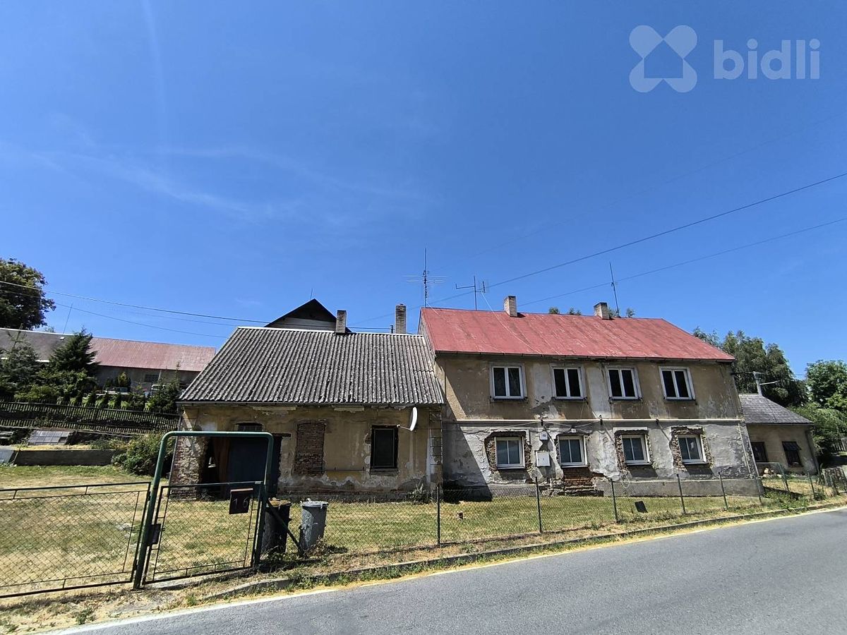 Prodej rodinného domu 320 m², pozemek 811 m² – fotografie 2