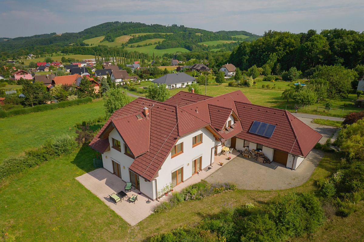 Prodej rodinného domu 310 m², pozemek 4909 m²