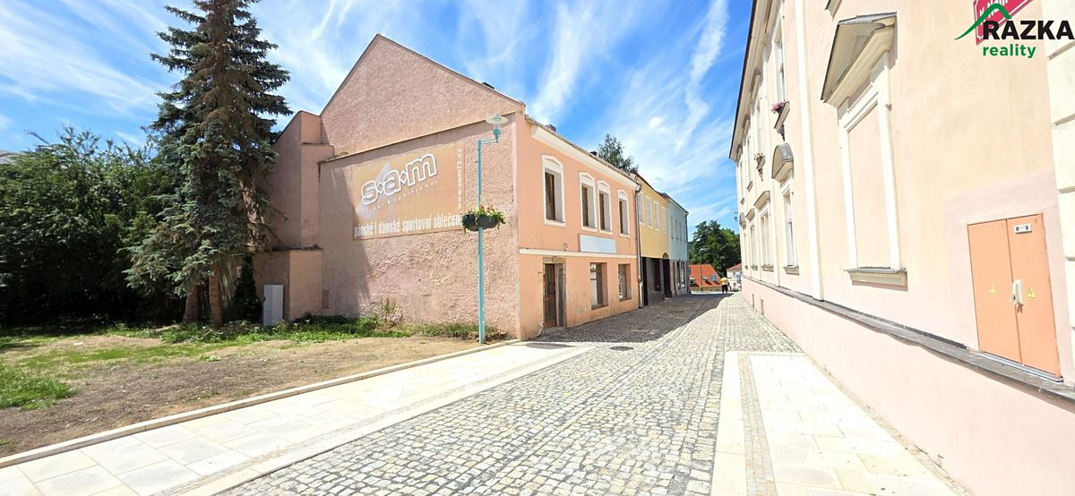 Prodej rodinného domu 330 m², pozemek 512 m²