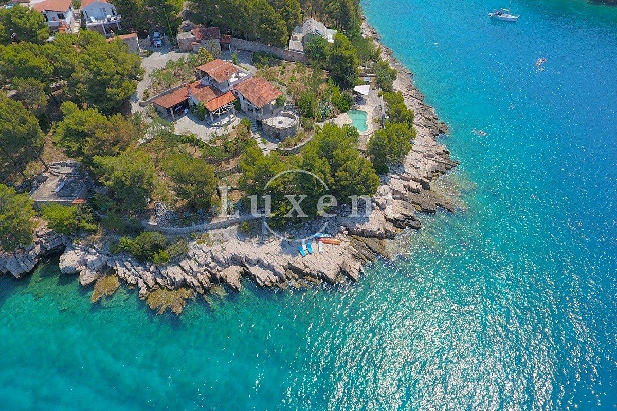 Prodej vily 300 m², pozemek 2700 m², Bol – fotka 1 z 3