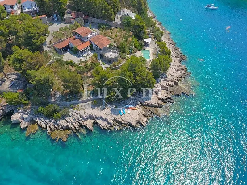 Prodej vily 300 m², pozemek 2700 m², Bol – náhled fotky 1