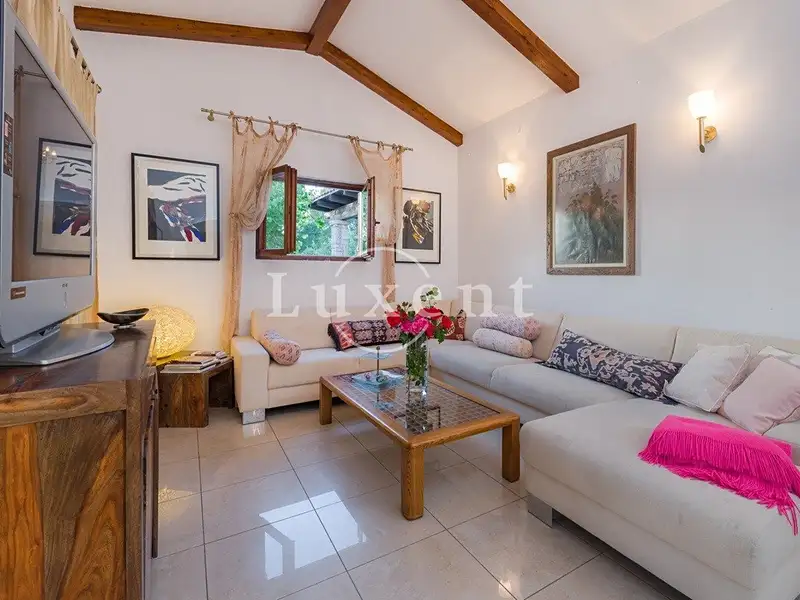 Prodej vily 300 m², pozemek 2700 m², Bol – náhled fotky 3
