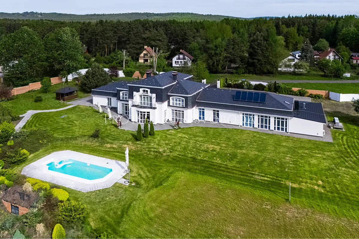 Prodej rodinného domu 900 m², pozemek 19000 m²