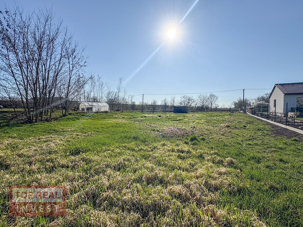 Prodej stavebního pozemku 932 m² – fotografie 3