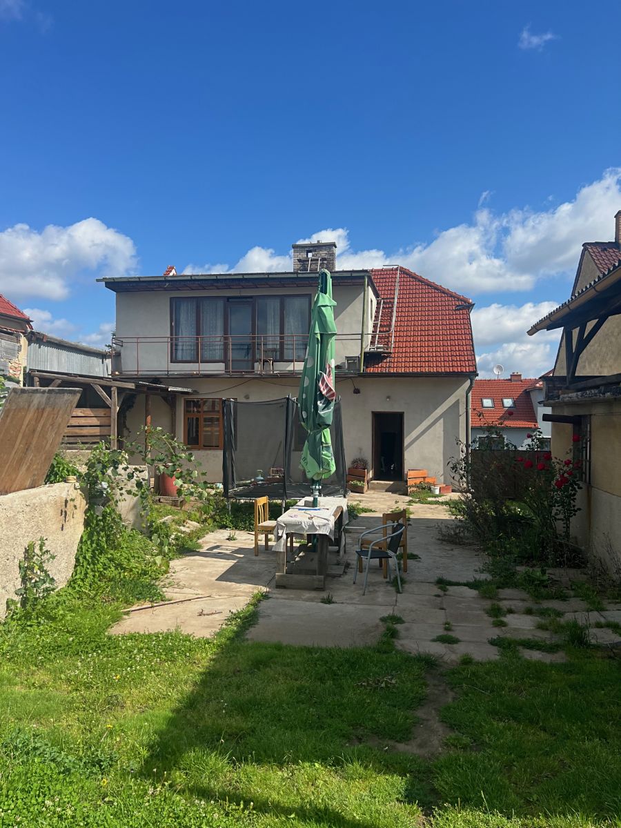 Prodej rodinného domu 200 m², pozemek 870 m² – fotografie 2