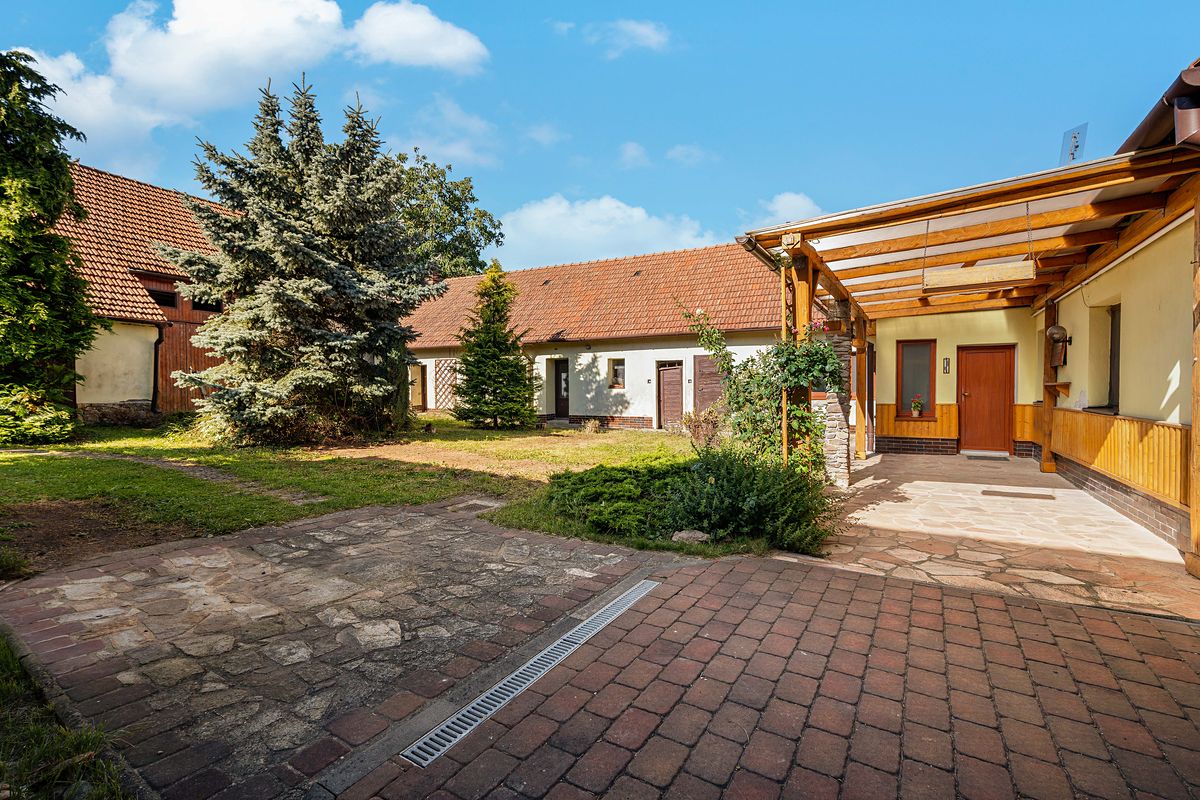 Prodej rodinného domu 140 m², pozemek 1388 m² – fotografie 2