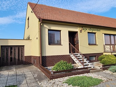 Sadová, Kostice