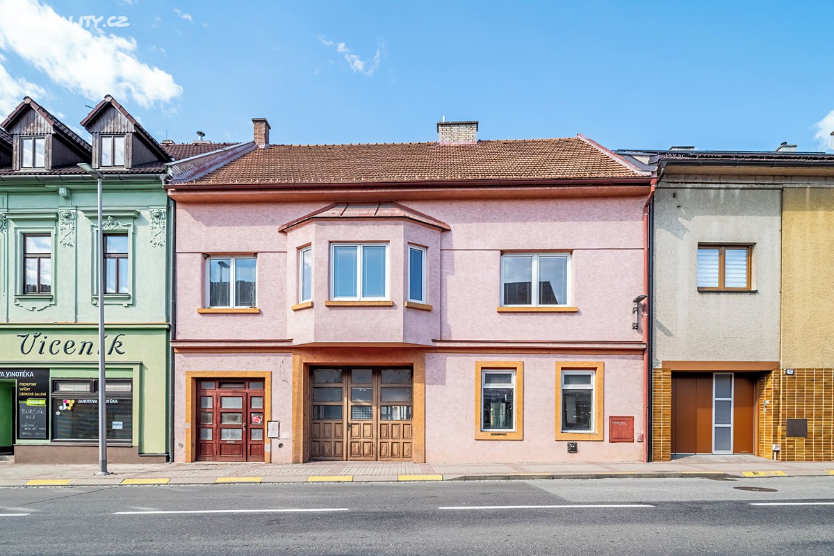 Prodej  rodinného domu 280 m², pozemek 499 m², okres Uherské Hradiště