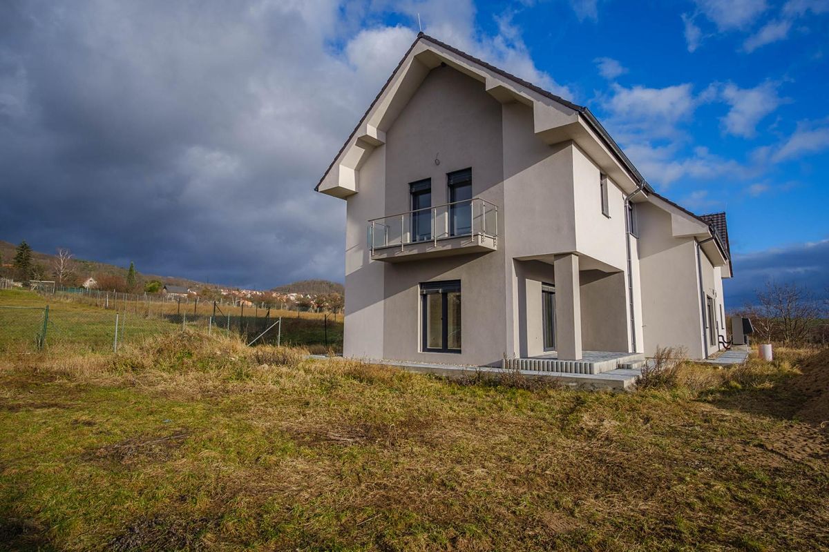 Prodej rodinného domu 426 m², pozemek 1323 m² – fotografie 2