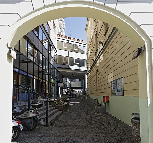 Pronájem komerčního prostoru, 325 m² (2 z 15)