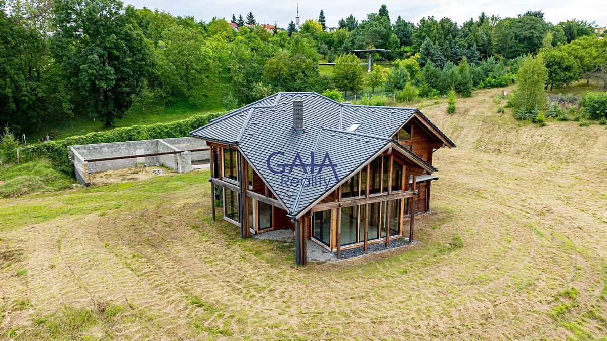 Prodej rodinného domu 250 m², pozemek 4513 m²