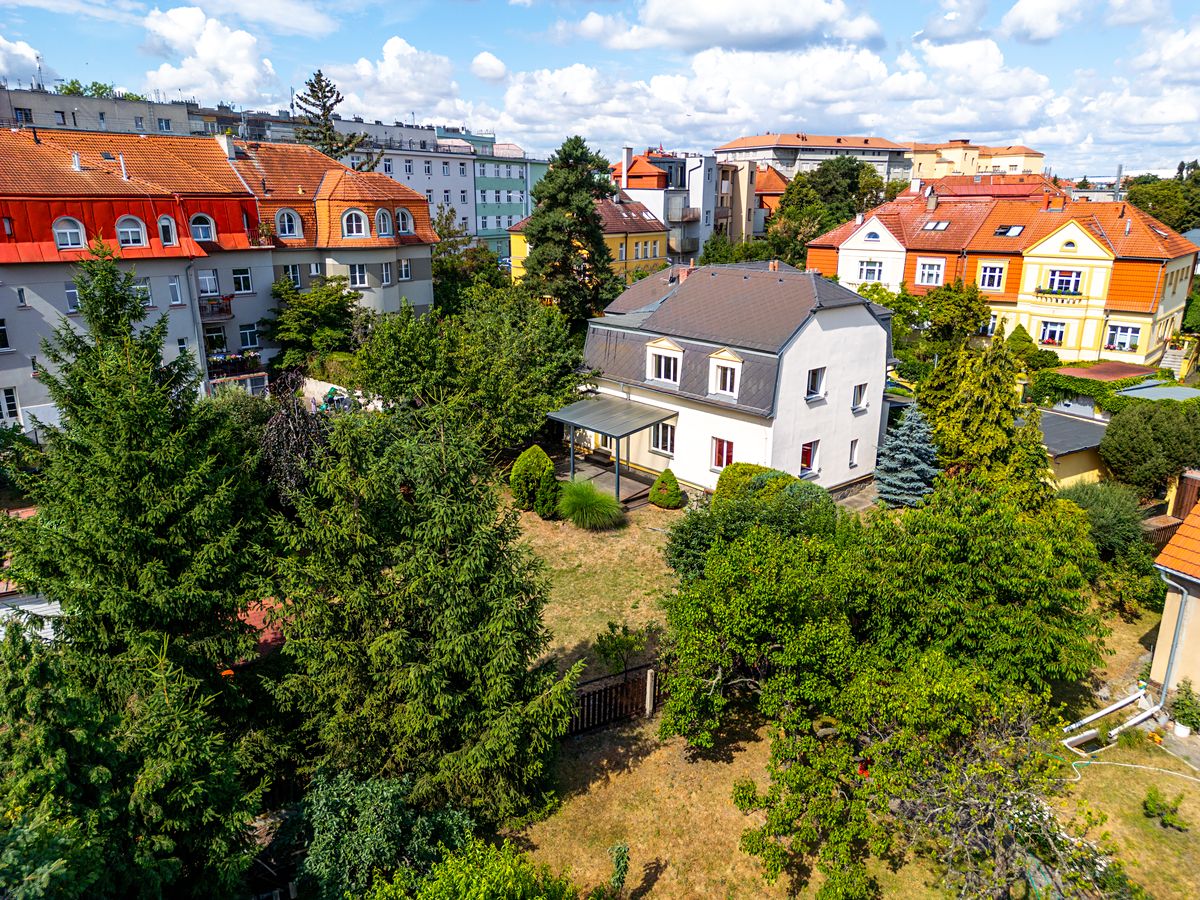 Prodej rodinného domu 318 m², pozemek 935 m² – fotografie 2