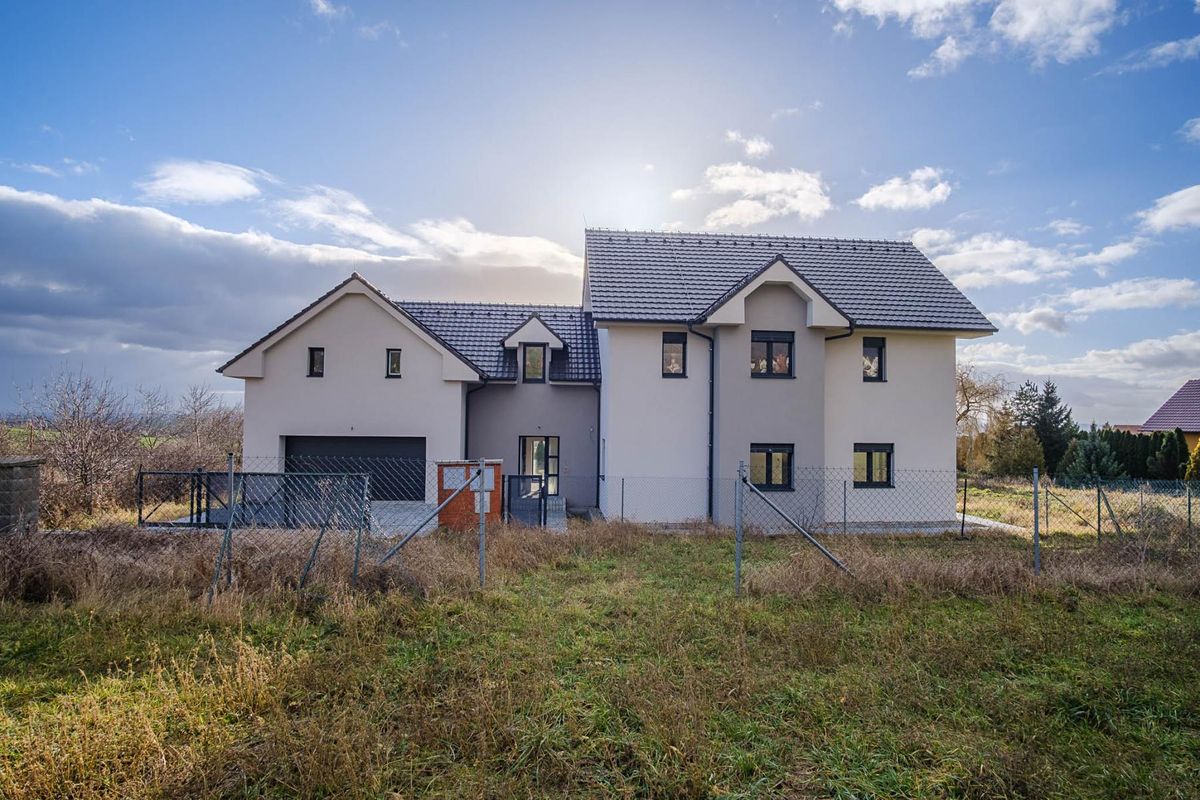 Prodej rodinného domu 426 m², pozemek 1323 m²