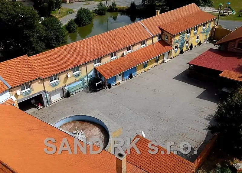 Prodej činžovního domu 3600 m², Puclice – náhled fotky 1