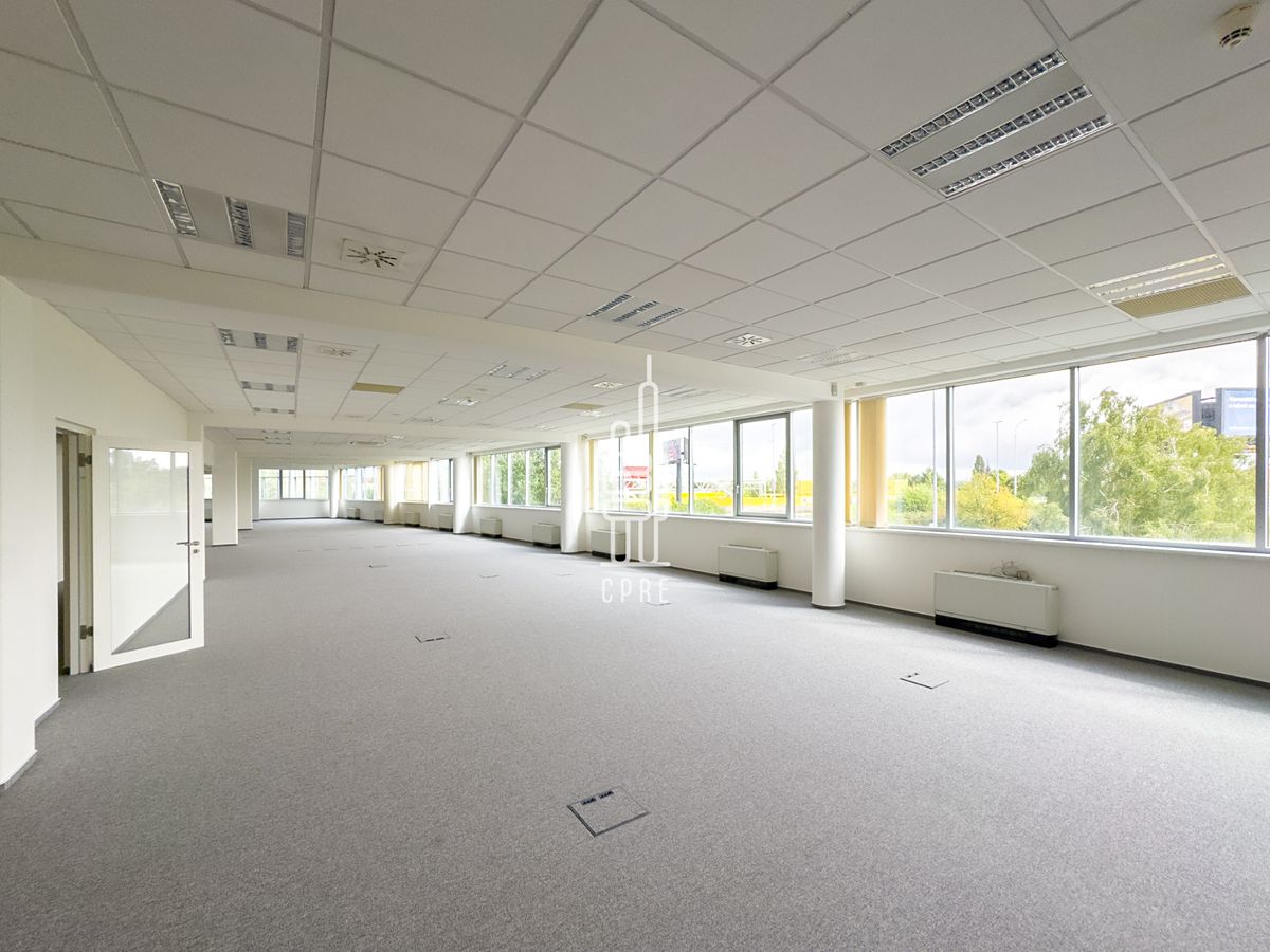 Pronájem kanceláře 956 m² – fotografie 2