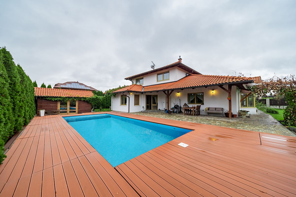 Prodej vily 330 m², pozemek 2200 m²