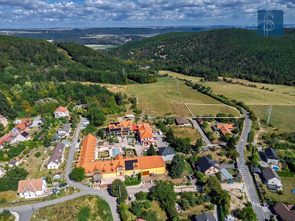 Prodej stavebního pozemku 2000 m², Černolice – fotka 1 z 3