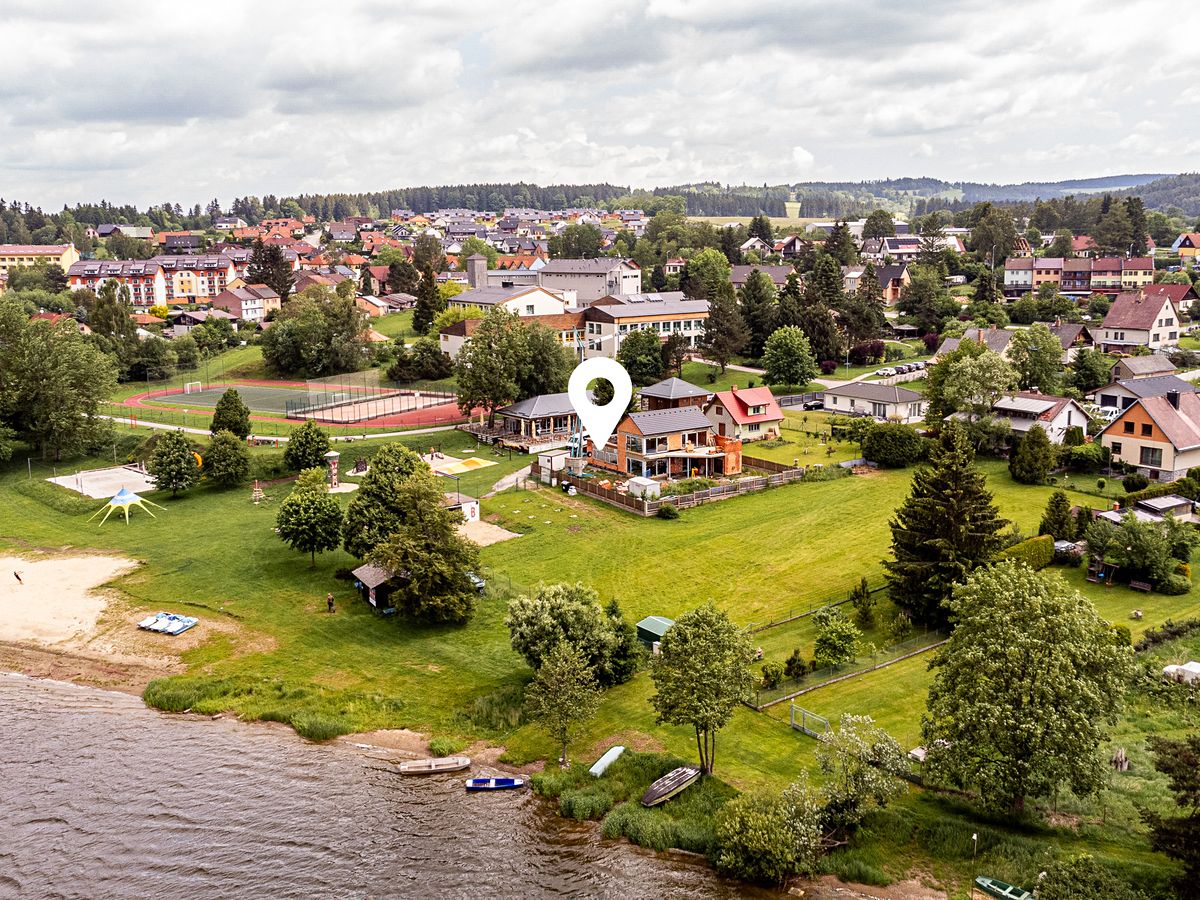 Prodej rodinného domu 222 m², pozemek 917 m² – fotografie 2