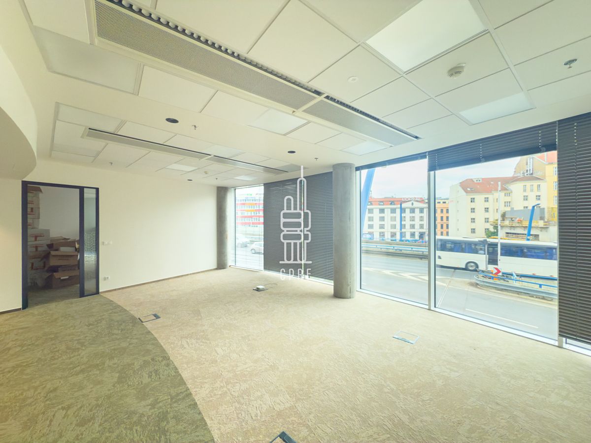 Pronájem kanceláře 454 m² – fotografie 2