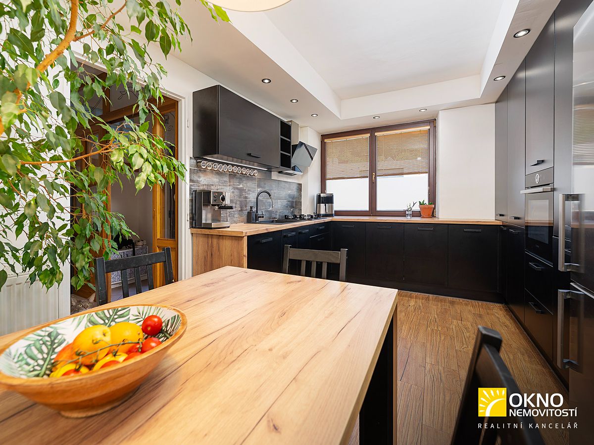 Prodej rodinného domu 180 m², pozemek 833 m² – fotografie 3