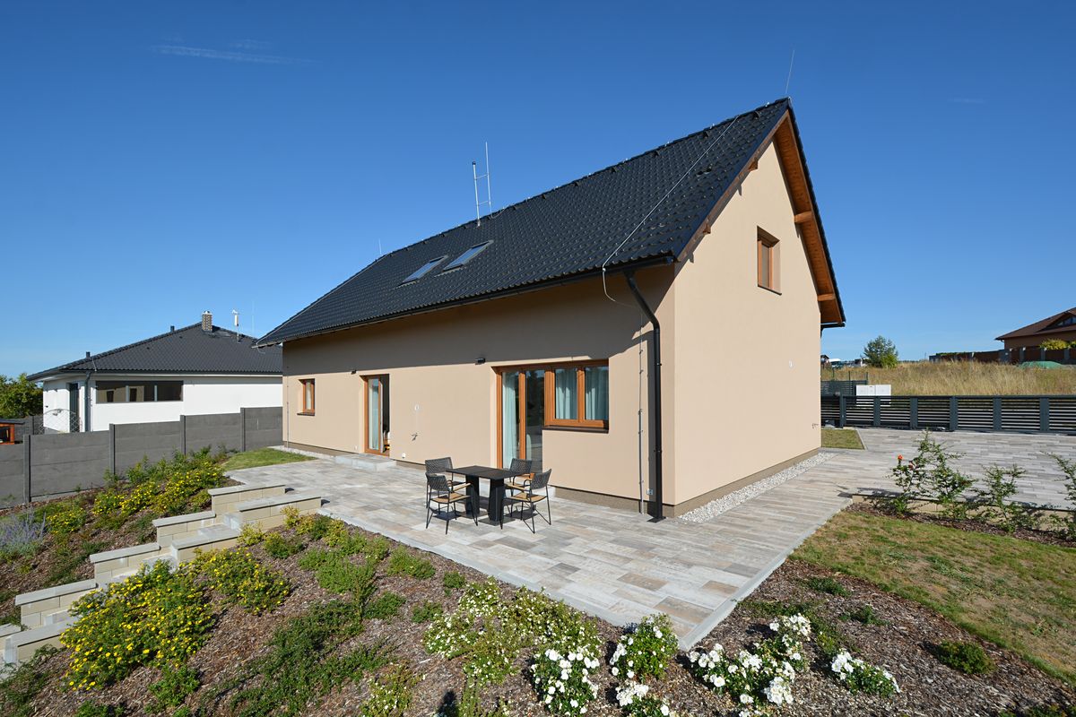 Prodej rodinného domu 207 m², pozemek 1001 m² – fotografie 2